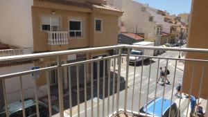 uma vista para a rua a partir de uma varanda de um edifício em Apartamento Vivemar em El Campello