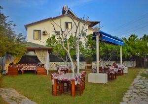 A garden outside Elit Deniz Palamutbükü