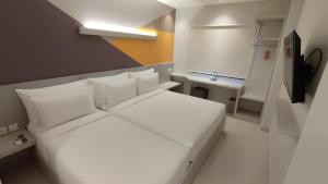 Postel nebo postele na pokoji v ubytování Agogo Downtown Hotel Surabaya