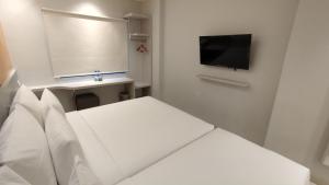 TV a/nebo společenská místnost v ubytování Agogo Downtown Hotel Surabaya