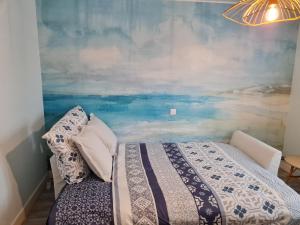 um quarto com uma cama com um quadro na parede em Les Chouchous du Ried 2 em Saasenheim