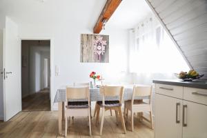 eine Küche und ein Esszimmer mit einem Tisch und Stühlen in der Unterkunft Ferienwohnung 3land Reisen in Neuenburg am Rhein