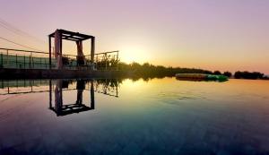 une masse d'eau au coucher du soleil en arrière-plan dans l'établissement Eva Luxury Villa, à Latchi