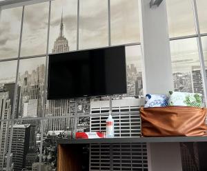 sala de estar con TV de pantalla plana y ventana en Habitación New York - 5 Torres, en Madrid