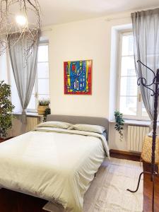 - une chambre avec un lit orné d'une peinture murale dans l'établissement Wild Apartment, à Parme