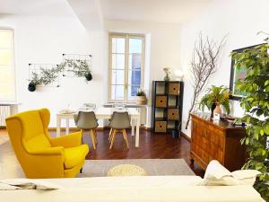 - un salon avec une table à manger et des chaises jaunes dans l'établissement Wild Apartment, à Parme
