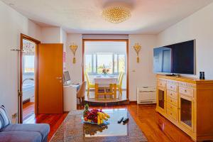 Televízia a/alebo spoločenská miestnosť v ubytovaní Apartmant Split Centar Soleo