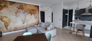 salon z mapą świata na ścianie w obiekcie Appartamento Elipa w mieście San Salvo