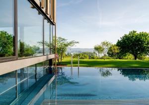 Bazén v ubytování Hotel Hirschen Horn nebo v jeho okolí