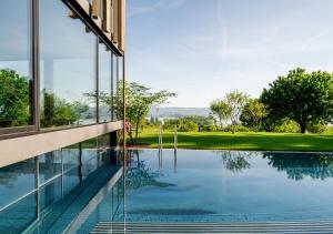 einem externen Blick auf ein Haus mit einem Pool in der Unterkunft Hotel Hirschen Horn in Gaienhofen