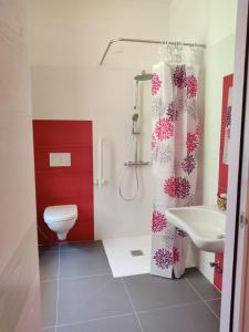 bagno con servizi igienici e lavandino di Hotel Villa Cecilia a Ischia