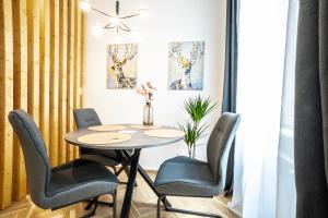 A seating area at Modern and lovely apartment next to subway station