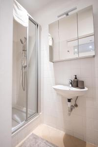 A bathroom at Modern and lovely apartment next to subway station