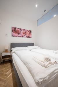 A bed or beds in a room at Modern and lovely apartment next to subway station Még 32 kép