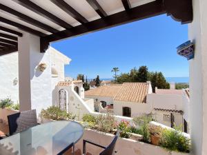 una vista desde el balcón de una casa en Capuchinos 56 San Juan Capistrano Casasol en Nerja