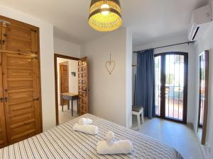 1 dormitorio con 1 cama con 2 almohadas en Capuchinos 56 San Juan Capistrano Casasol en Nerja