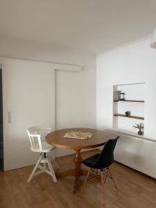 comedor con mesa de madera y 2 sillas en Apartment Dubnica-Prejta 2 en Dubnica nad Váhom