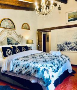 Giường trong phòng chung tại Masia Mimosa