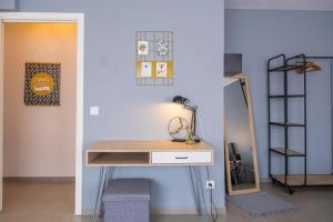 een bureau in een kamer met een spiegel en een plank bij Family Appartement 'MarieO' with Game Room and outdoor facilities in Gistel