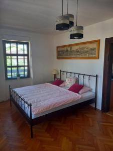 um quarto com uma cama grande e 2 almofadas em Kutna Hora perfect apartment em Kutná Hora