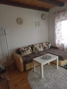 sala de estar con sofá y mesa en Vikendica Ivana en Divčibare