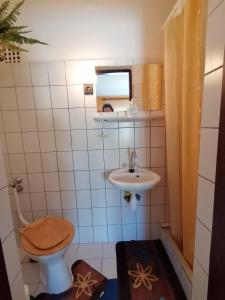 a bathroom with a toilet and a sink at Ildikó Vendégház Hévíz in Hévíz