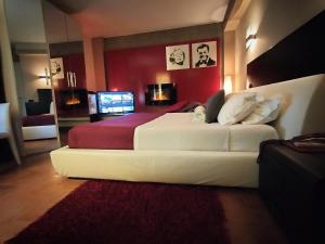 フロジノーネにあるHotel L' Orto degli Otelliの赤い壁のベッドルーム1室(ベッド2台付)