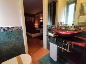 フロジノーネにあるHotel L' Orto degli Otelliのバスルーム(赤いシンク、シャワー付)