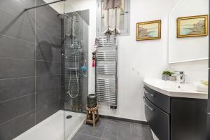 a bathroom with a shower and a sink at Le Maryland, Spacieux 2 pièces sur la Promenade des Anglais - Vue sur la mer in Nice