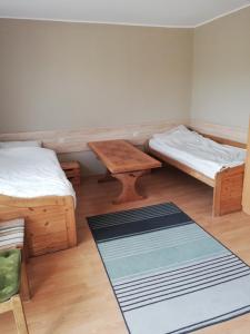 pokój z dwoma łóżkami i stołem w obiekcie Kwatery pracownicze Łódź w Łodzi