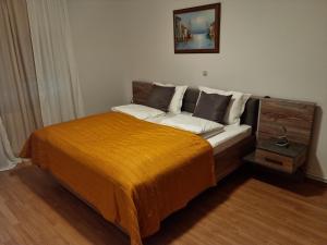 Un pat sau paturi într-o cameră la Apartments Zoretic