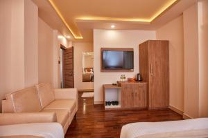 TV o dispositivi per l'intrattenimento presso The Samrat Palace - Luxury Hotel in Kathmandu