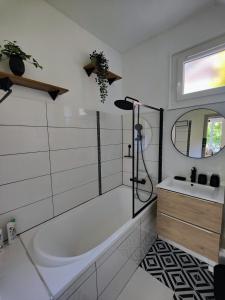 biała łazienka z wanną i umywalką w obiekcie Le Rainbow - Grand studio avec terrasse w mieście Dunkierka +22 zdjęcia
