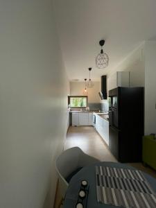 Kuchyňa alebo kuchynka v ubytovaní Apartament przy lesie
