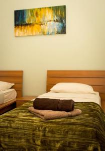 een slaapkamer met een bed met een schilderij aan de muur bij Sunny 2 bedroom, 2 bathrooms, seaside apt. in Sliema