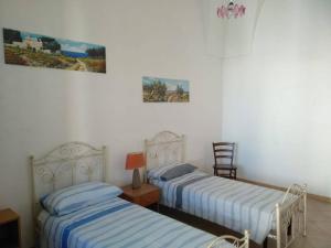 twee bedden naast elkaar in een kamer bij Regina Elena Casa Vacanze Salento in Santa Cesarea Terme