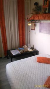 - une chambre avec une table et un lit blanc dans l'établissement petit chez soi dans mon petit chez moi, à Biganos