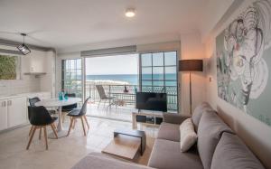 Χώρος καθιστικού στο Ancora Beach House by "elite"