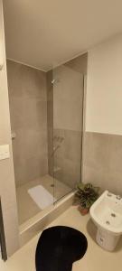 a bathroom with a shower and a toilet and a sink at AQUAMARINA 4 in Puerto Madryn