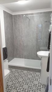 Ένα μπάνιο στο Beautiful Apartment 2 mins To The Beach