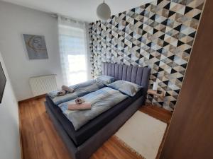 Кровать или кровати в номере Locus Home Hévíz