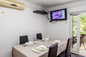 TV a/nebo společenská místnost v ubytování Vila Hrastovi