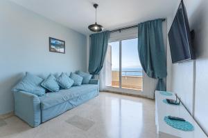 un soggiorno con divano e una grande finestra di Santiago Astalavista Sea View a Puerto de Santiago