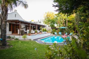 una casa con piscina en un patio en Khashamongo B & B en Somerset West