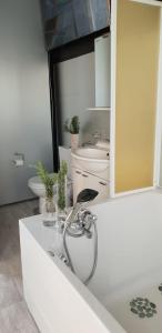 A bathroom at Gästehaus Mimesis