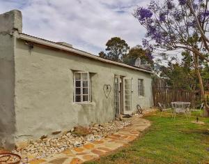 a house with a heart painted on the side of it at Die Hoenderhok and Die Plaashuisie in Swellendam