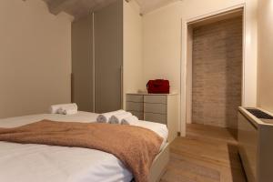 ein Schlafzimmer mit einem Bett, auf dem eine rote Tasche liegt in der Unterkunft Ambra suite in Mantua