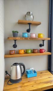 Coffee and tea making facilities at 海灣旅宿