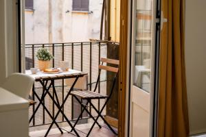 einen Balkon mit einem Tisch und einem Stuhl auf dem Balkon in der Unterkunft Da Fede in Rom