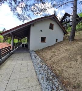 Budova, v ktorej sa dovolenkový dom nachádza
